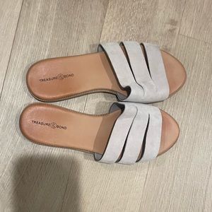 Size 7 Treasure Bond sandals. Never worn. Great condition. Fits from size 6-8.